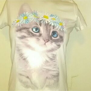 White short sleeve shirt with a kitten on the fron